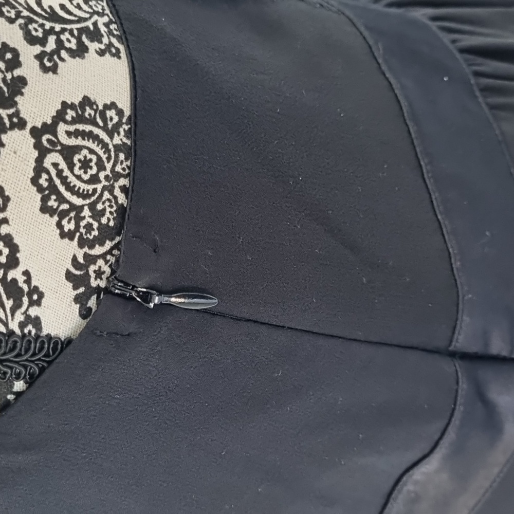 Contony, silk black/tan with lace detail dress, button-up back, v-neck, size 12 - Picture 8 of 10